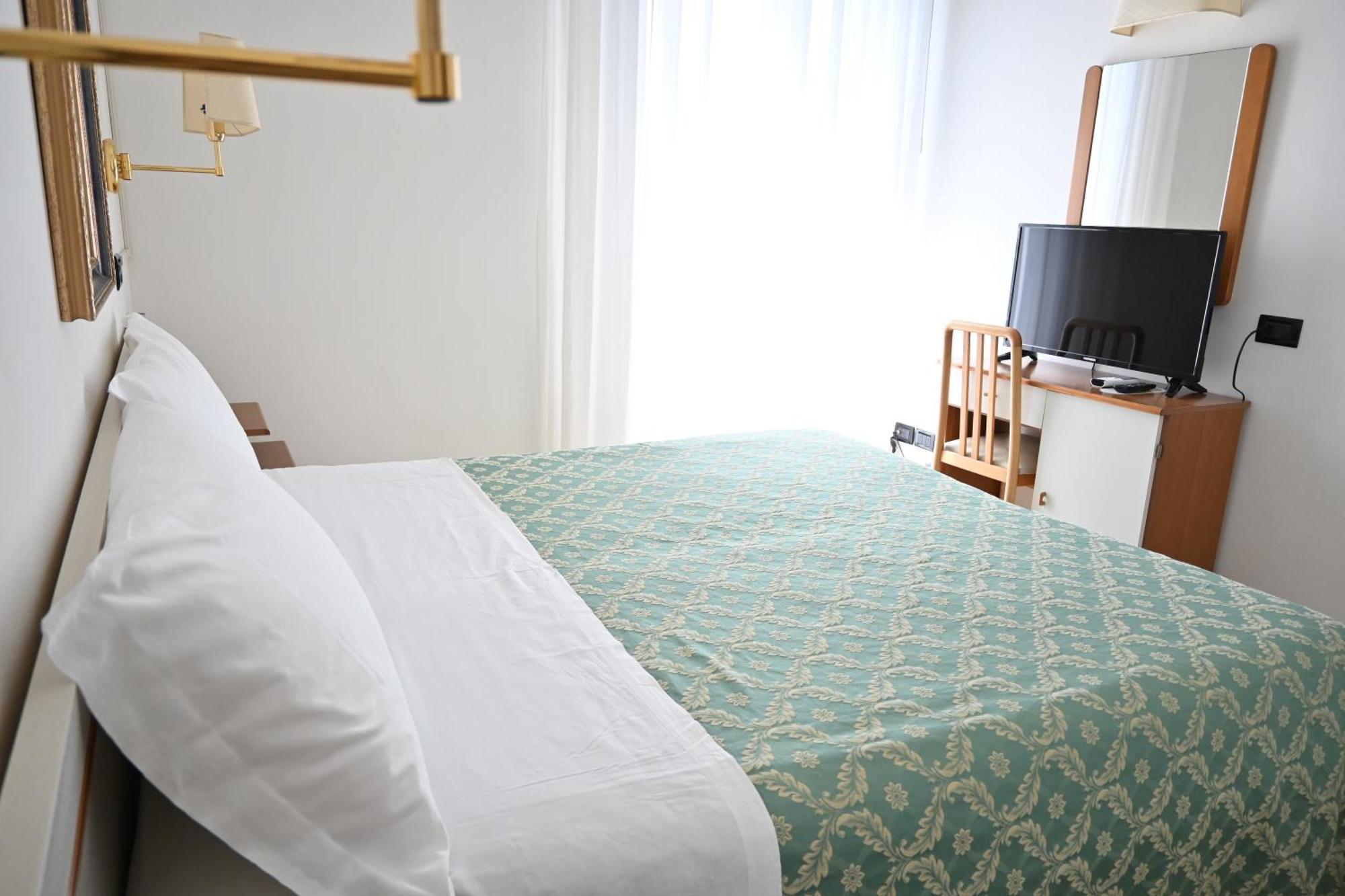 Hotel B&B Montecarlo Milano Marittima Camera foto